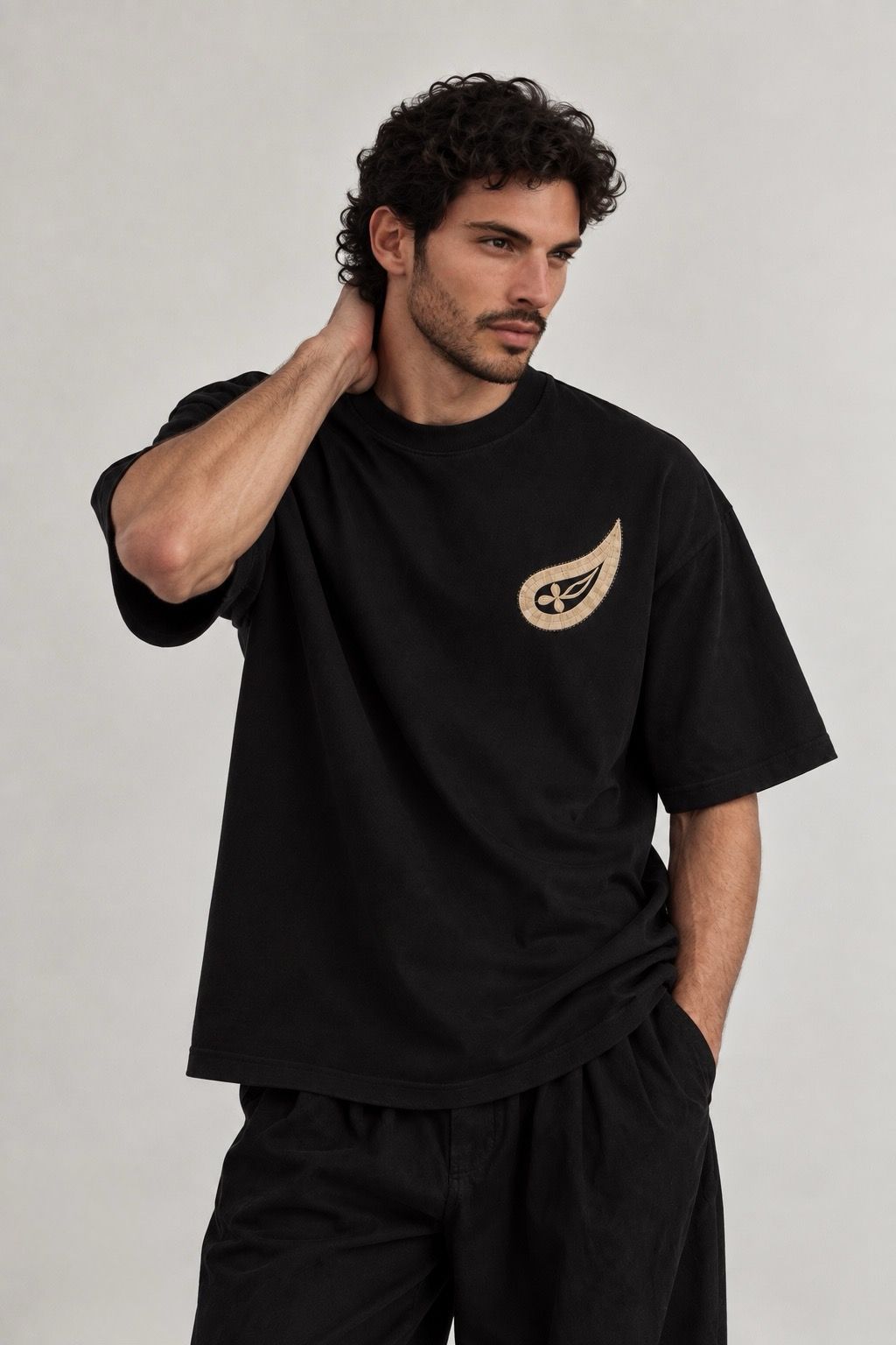 Athar - Embroidered black t-shirt
